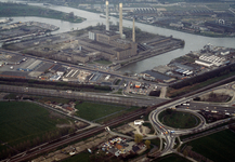 831988 Luchtfoto van de electrische centrale Lage Weide van de PEGUS (Provinciaal en Gemeentelijk Utrechts ...